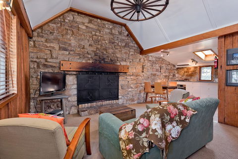 Crackenback Cottage 1884 - Foster Accommodation 3
