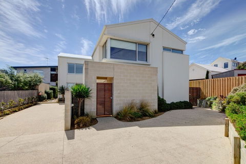 Villa Moyne - Foster Accommodation 0