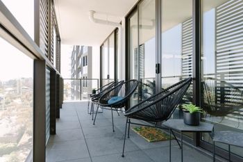 Super Spacious City View Apartments - Foster Accommodation 3