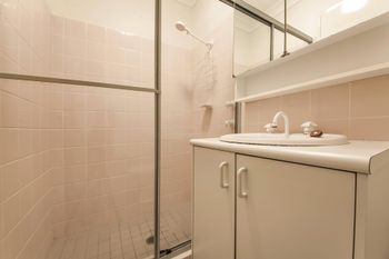 Carindale Unit 13 19 23 Dowling Street - Foster Accommodation 5