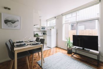 Cosy Melbourne Apartment Close To CBD - Foster Accommodation 0