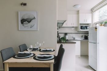 Cosy Melbourne Apartment Close To CBD - Foster Accommodation 2