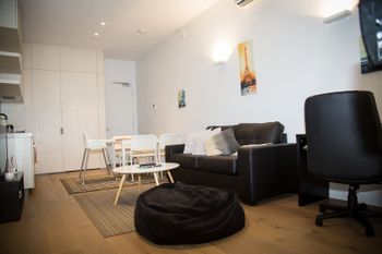 Modern Apartment With Pool & Spa - Foster Accommodation 5
