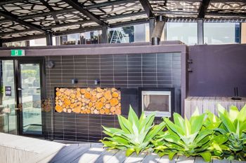 Modern Apartment With Pool & Spa - Foster Accommodation 4