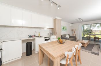 Lakeview Apartment Suite 16 - Foster Accommodation 6