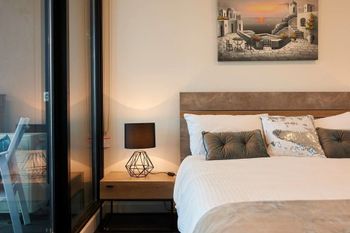 Panoramic Melbourne Views From Stylish Apartment - Foster Accommodation 2