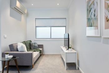 Open & Flowy 1 Bedroom Apartment In Chadstone - Foster Accommodation 0