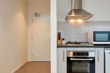 Open & Flowy 1 Bedroom Apartment In Chadstone - Foster Accommodation 1