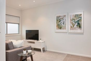 Open & Flowy 1 Bedroom Apartment In Chadstone - Foster Accommodation 3
