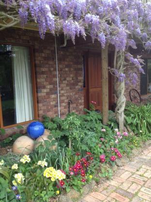 Wisteria Lodge - Foster Accommodation 4