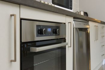 Spacious & Bright 1 Bedroom Apartment - Foster Accommodation 3