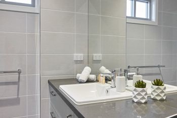 Bright & Updated 1 Bedroom Apartment - Foster Accommodation 4