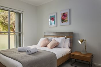 Bright & Updated 1 Bedroom Apartment - Foster Accommodation 5