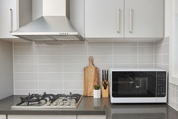 Bright & Updated 1 Bedroom Apartment - Foster Accommodation 6