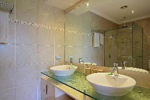 A PERFECT STAY 3 James Cook Apartments - Foster Accommodation 1