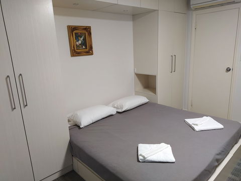 Regency Apartments - Foster Accommodation 1