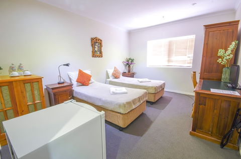 Regency Apartments - Foster Accommodation 2
