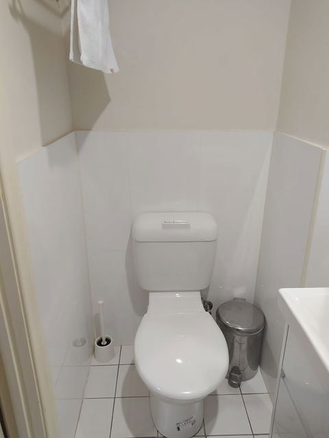 Regency Apartments - Foster Accommodation 6