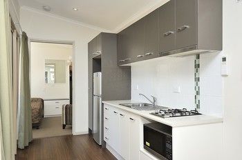 Lakeside Holiday Park - Foster Accommodation 5