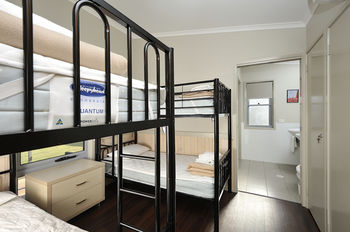 Lakeside Holiday Park - Foster Accommodation 6