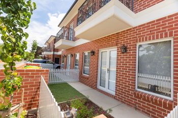 Brand New Townhouse - Foster Accommodation 0