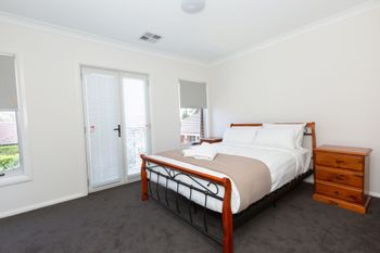 Brand New Townhouse - Foster Accommodation 5