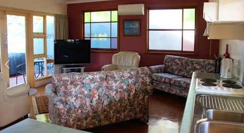 Anchlia Waterfront Cottage - Foster Accommodation 1