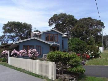 Anchlia Waterfront Cottage - Foster Accommodation 0