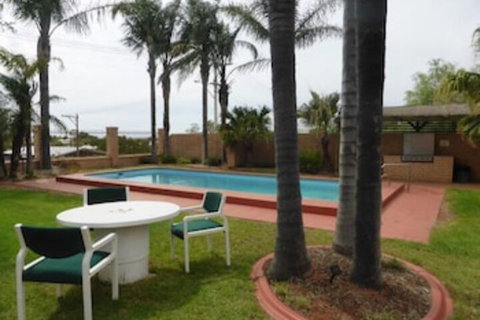 Hilltop Motel - Foster Accommodation 2