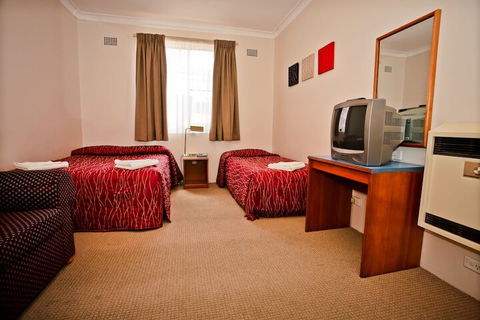 Abbotsleigh Motor Inn - Foster Accommodation 7