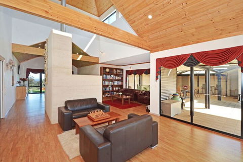 Sensational Heights Bed & Breakfast - Foster Accommodation 3
