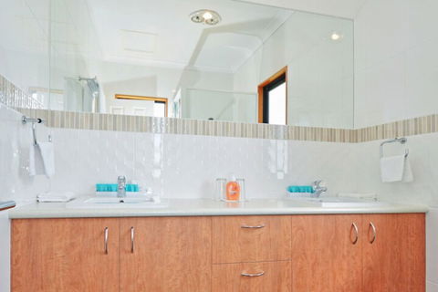 Sensational Heights Bed & Breakfast - Foster Accommodation 7