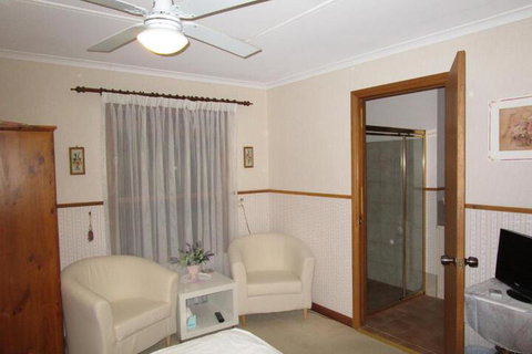 Southern Vales Bed & Breakfast - Foster Accommodation 4