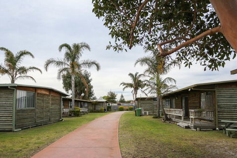 Lazy Acre Log Cabins - Foster Accommodation 1