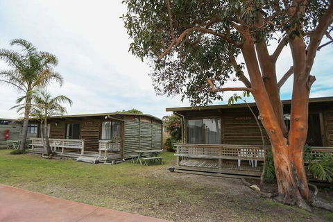 Lazy Acre Log Cabins - Foster Accommodation 7