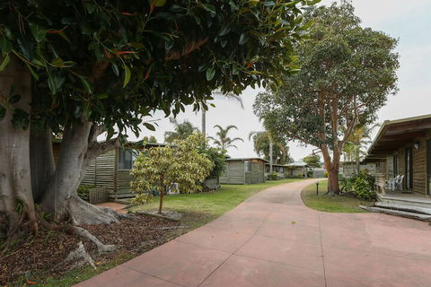 Lazy Acre Log Cabins - Foster Accommodation 4