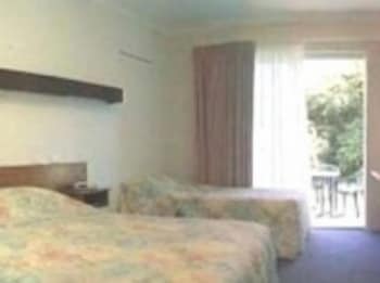 Corlette Palms Motor Inn - Foster Accommodation 1
