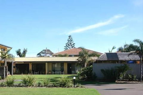 Admirals Lodge - Foster Accommodation 1