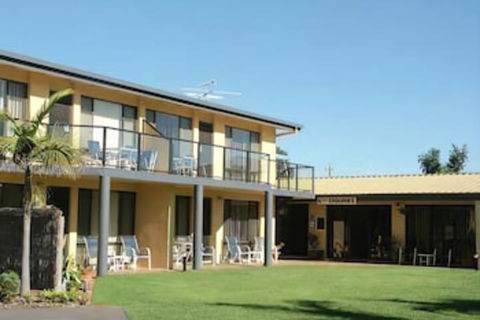 Admirals Lodge - Foster Accommodation 0