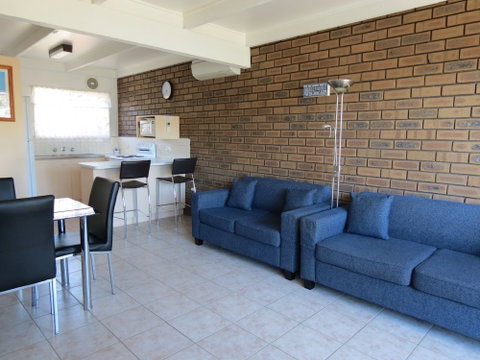 Chapman Court Holiday Units - Foster Accommodation 1