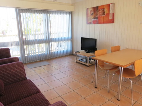 Chapman Court Holiday Units - Foster Accommodation 4