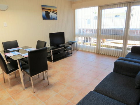 Chapman Court Holiday Units - Foster Accommodation 6