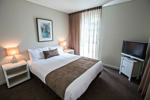 Adelaide DressCircle Apartments North Terrace - Foster Accommodation 4