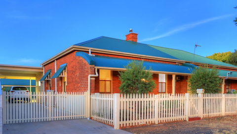 Endeavour Court Motor Inn - Foster Accommodation 6