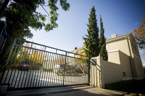 Globe Apartments - Foster Accommodation 1