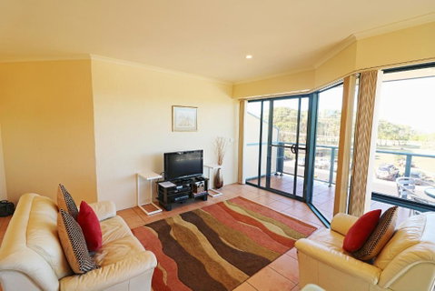 Ocean Breakers - Foster Accommodation 1