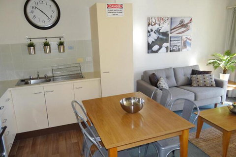 Kirwan Apartments 9 - Foster Accommodation 4