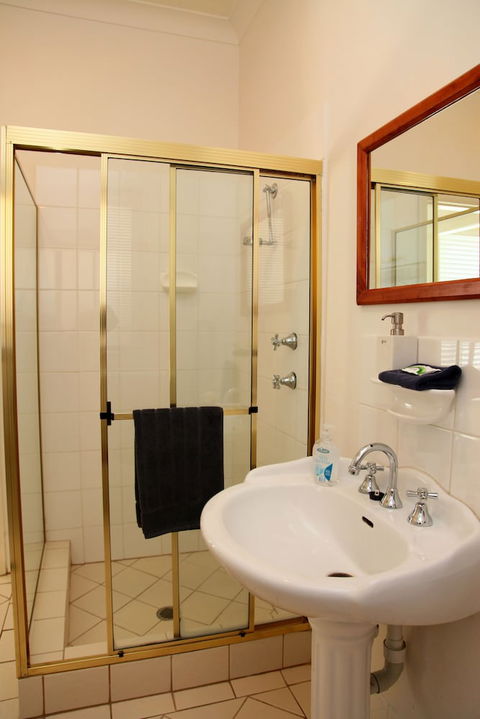 Apartments On The Park - Foster Accommodation 3