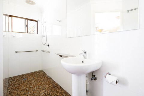 Backpackers Holiday Village - Foster Accommodation 2