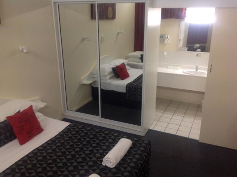 Parkside Motel - Foster Accommodation 2